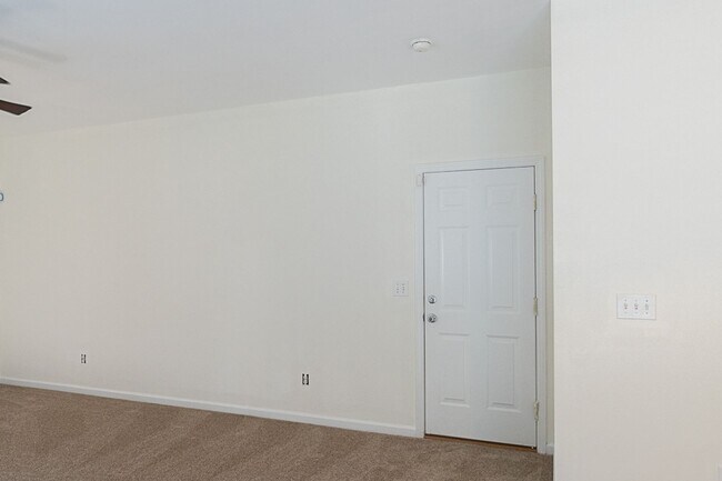 Building Photo - Four Bedroom in Shadow Moss