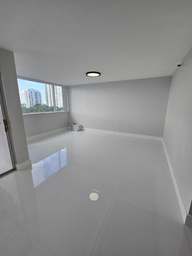 Building Photo - 1700 NW North River Dr