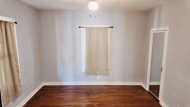 Building Photo - 508 N Oak St