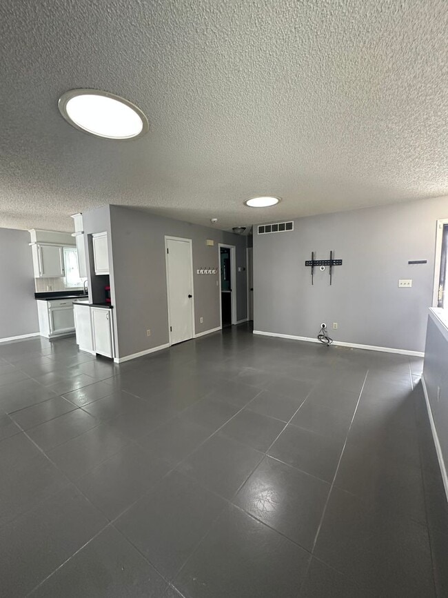 Building Photo - Beautiful 3 Bedroom Home ! Near Mcconnell ...