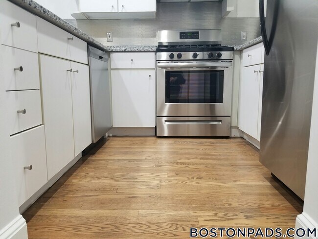 Building Photo - 140 Boylston St