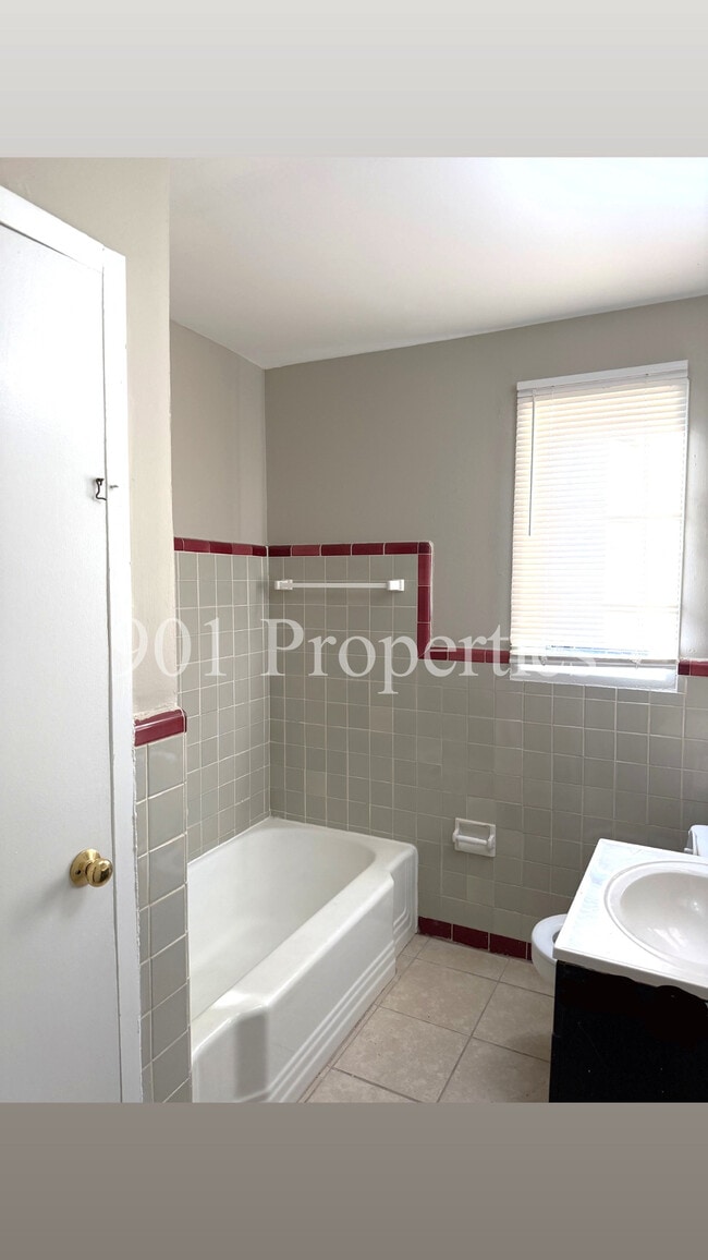 Building Photo - 4211 Atwood Ave