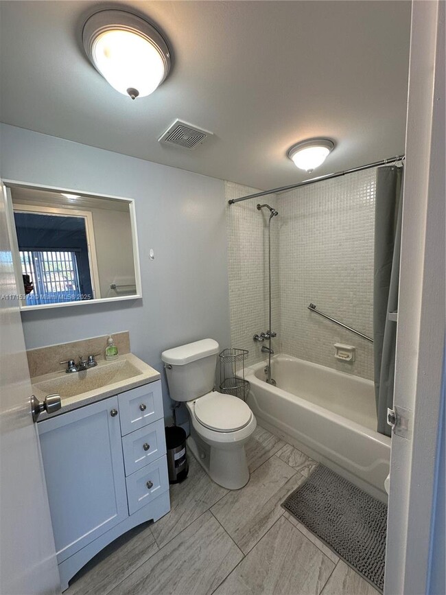 Building Photo - 514 Saxony Dr