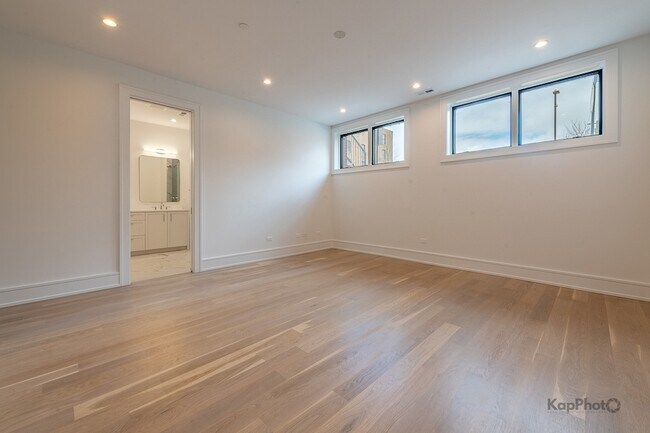 Building Photo - 901 W Cullerton St