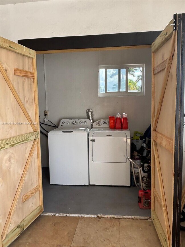 Building Photo - 2002 NE 43rd St