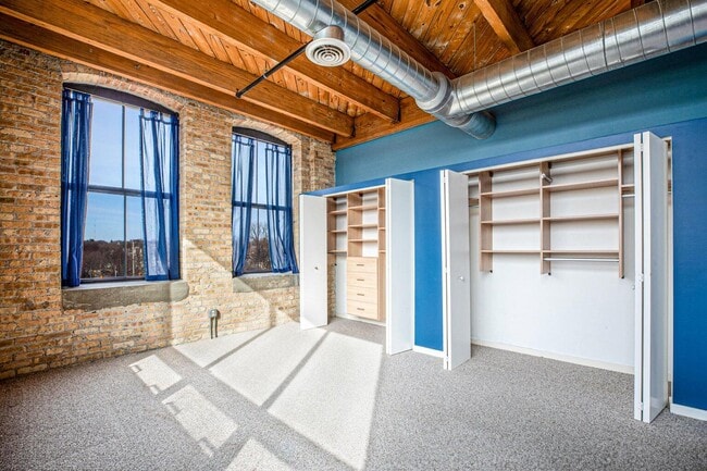 Building Photo - 234 E Reservoir Ave