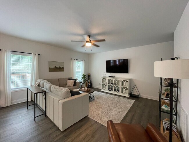 Building Photo - Beautiful 4 BR House in Nicholasville! All...