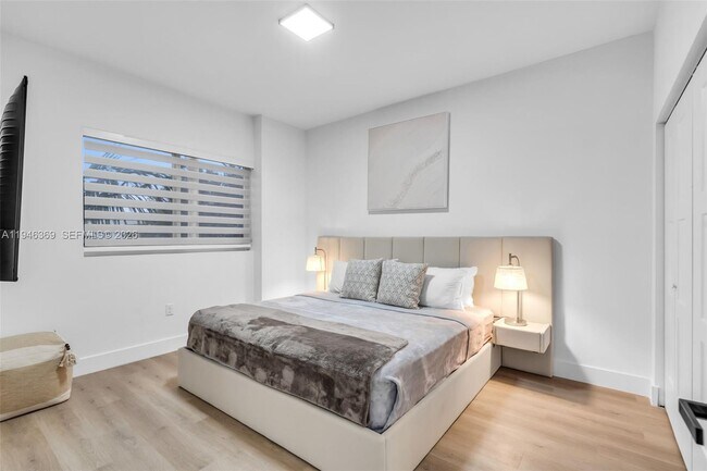 Building Photo - 3728 NW 19th Ave