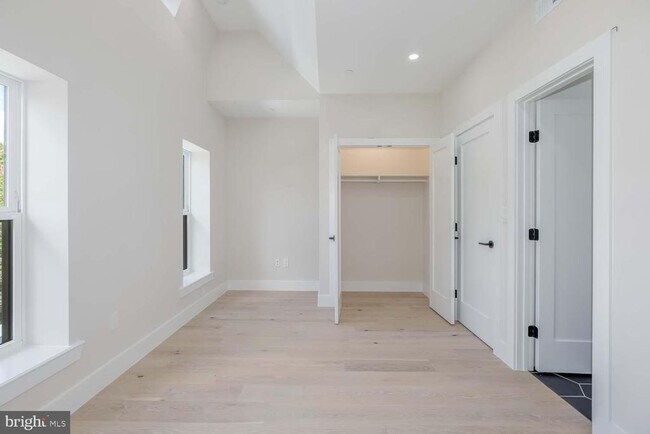 Building Photo - 722 Kenyon St NW