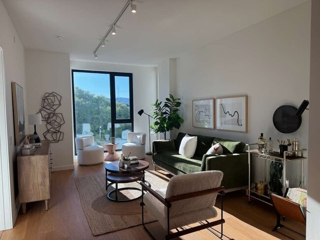 Building Photo - 395 6th St