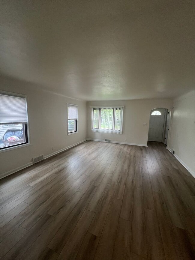 Building Photo - Beautifully Renovated 4-Bedroom Home - Ava...