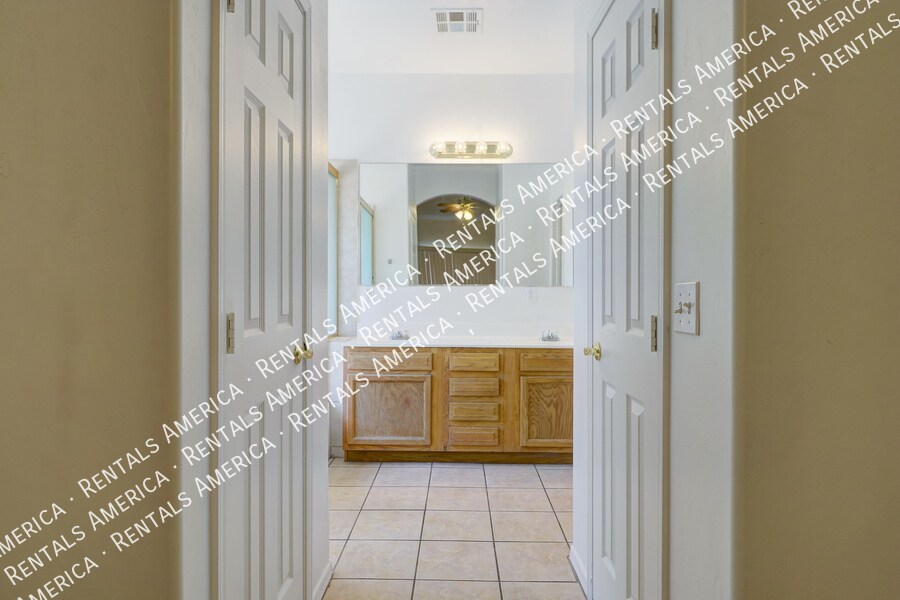 Building Photo - 201 W Palm Ct