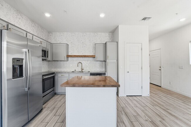 Building Photo - Stylish 2-bedroom, 2.5 bathroom townhouse in a desirable Phoenix location!