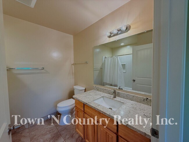 Building Photo - 1687 Siskiyou Dr