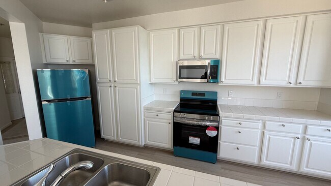 Building Photo - Epic REA - Top floor, Sweeping Views, 3 BR...