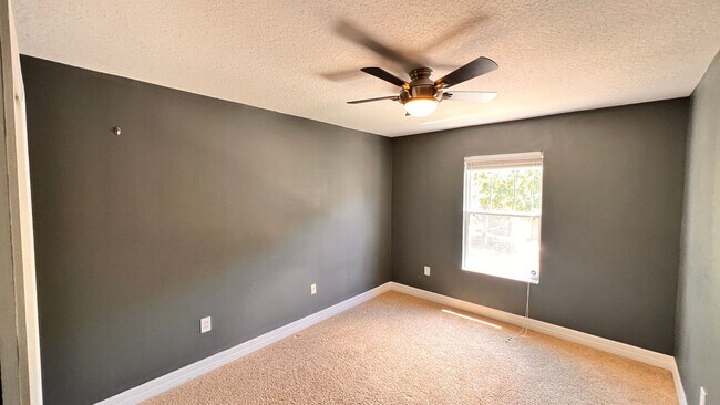 Building Photo - Charming 3-Bedroom Townhome in Oviedo – La...