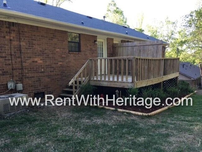 Building Photo - FANTASTIC 2 BEDROOM 1.5 BATH DUPLEX WITH ALL THE UPGRADES / GREAT LOCATION