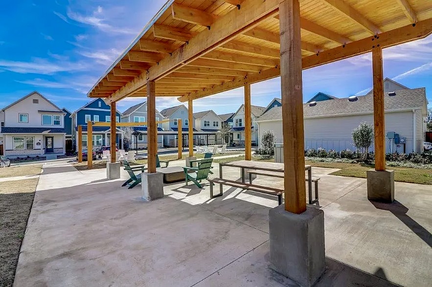 Building Photo - Mission Town Square