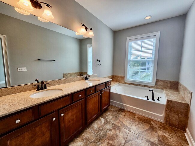 Building Photo - Four bedroom 10 minutes from the beaches o...