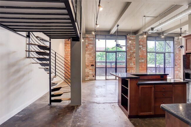 Building Photo - 915 N San Jacinto St