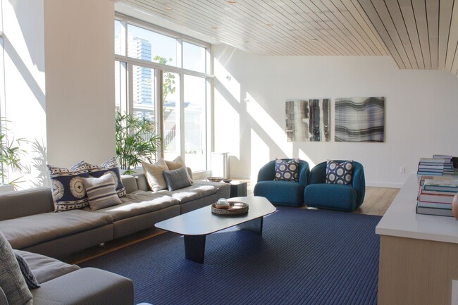 Building Photo - Central AC. Two Swimming Pools. Ocean view. (RRLLC)