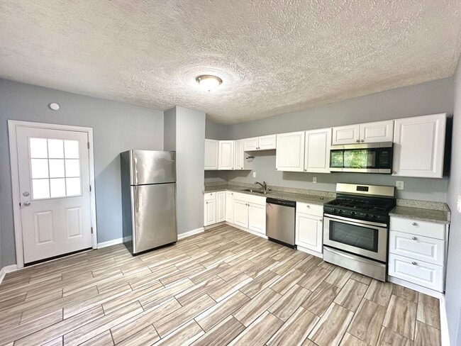 Building Photo - Spacious 4 Bed, 2 Bath Home in Sharpsburg w/ Amazing Backyard Space - Available Now!