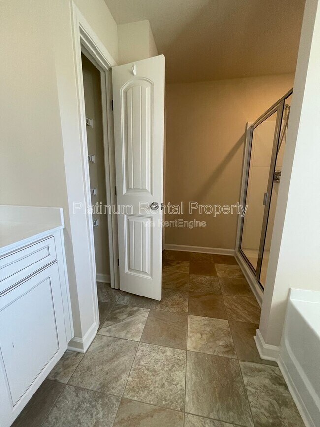 Building Photo - 4425 Huron Dr