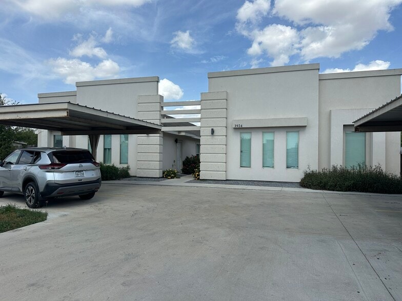Building Photo - 3924 Las Vistas Ln