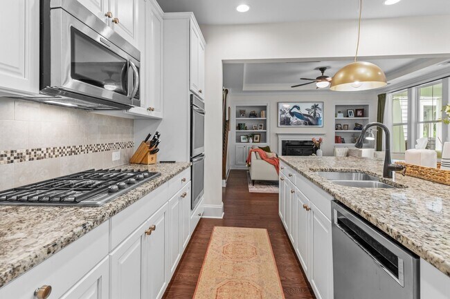 Building Photo - Gorgeous 3 Bedroom Townhome w/ Premium Fin...