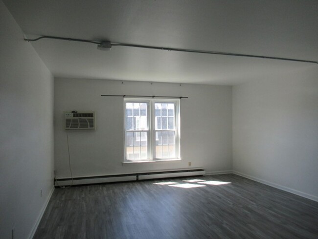 Building Photo - One bedroom/one bath apartment in Brown Deer