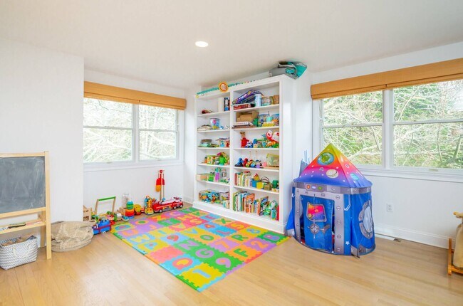 Building Photo - 15 S Hill St