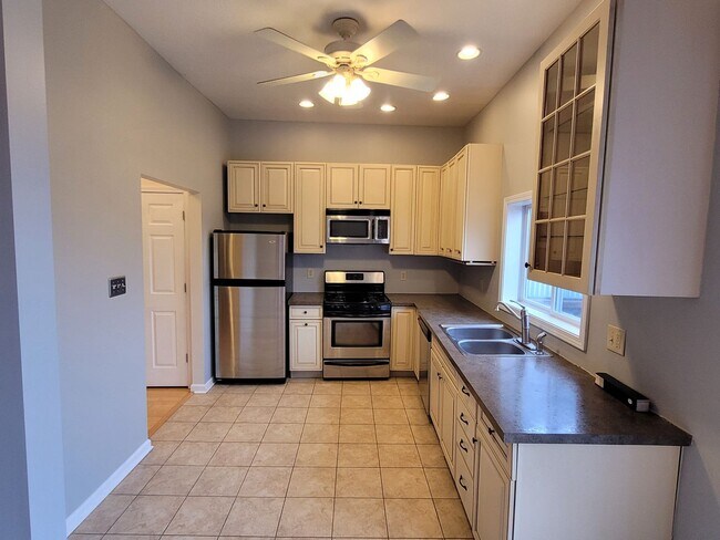 Building Photo - Beautiful 2 Bedroom Home in South Side - C...