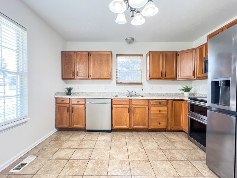 Kitchen - 1451 N Delphine Ave