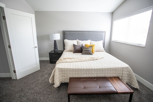 Building Photo - Spruce | Three Bedroom - Exterior Walkout