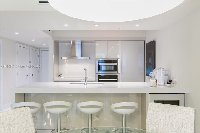 Building Photo - 1830 S Ocean Dr