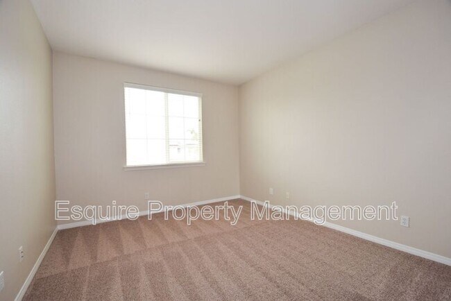 Building Photo - 2895 Diamond Dr