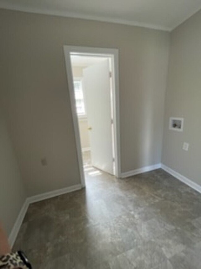 Building Photo - 2414 Shawnee Dr