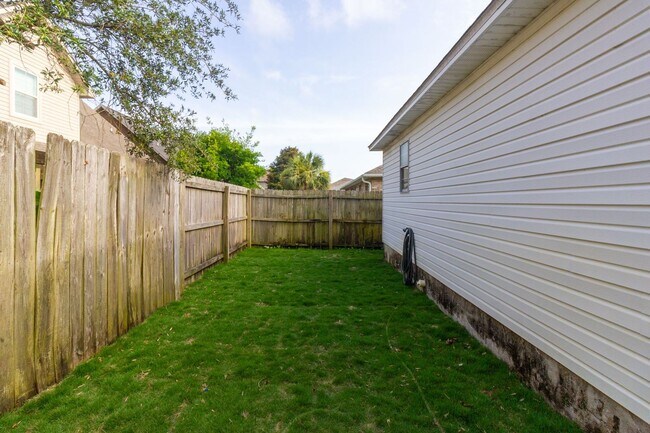 Building Photo - 3 Bedroom in Navarre!!!