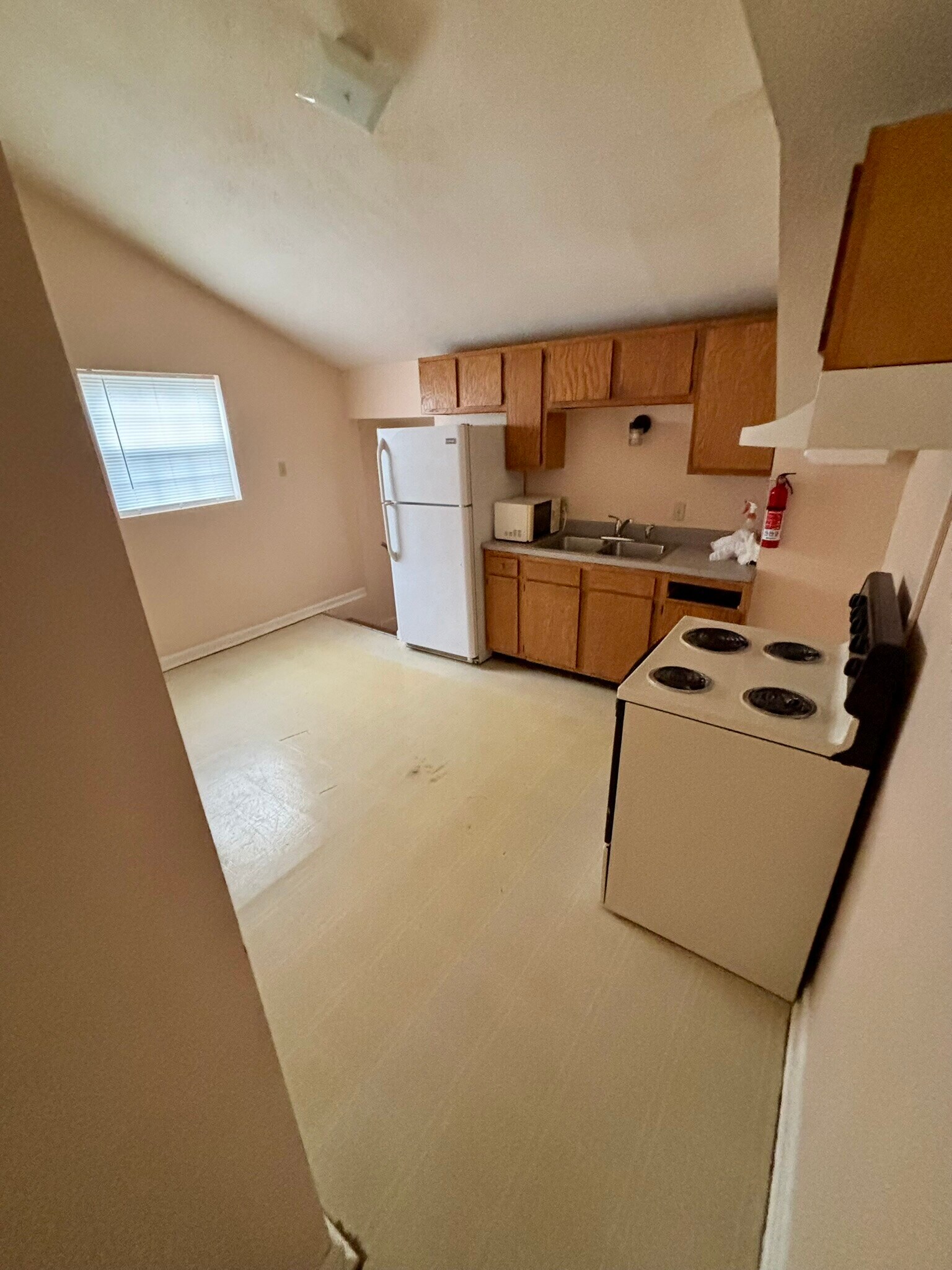 Building Photo - 1402 Grand Ave