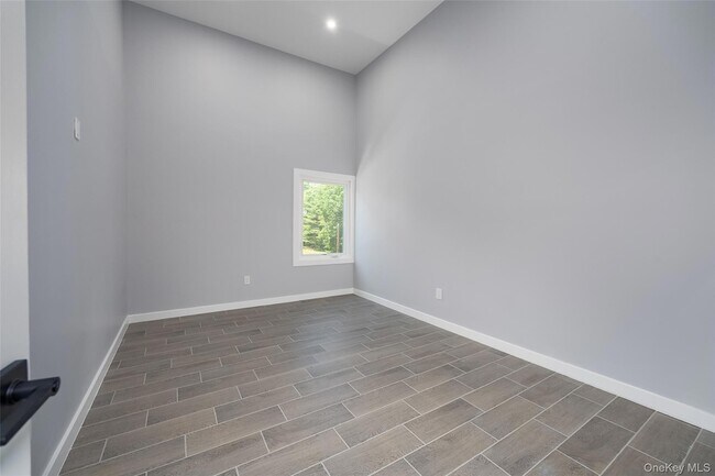 Building Photo - 126 Innis Ave