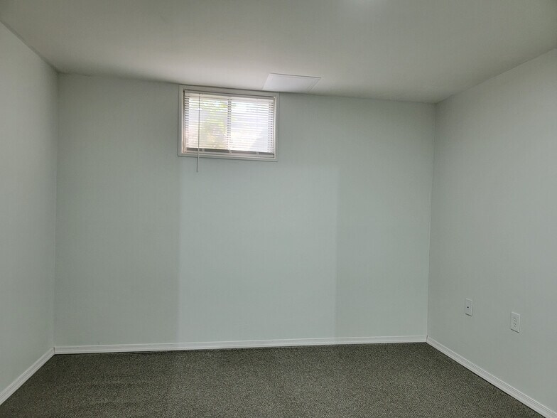 Building Photo - 390 Acorn Cir