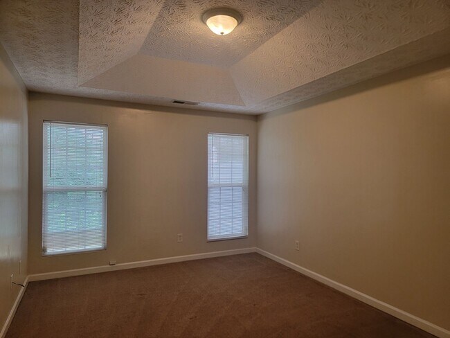 Building Photo - Newer Ranch Style Home w/Fireplace, Trey Ceilings and Black Appliances - Total Electric