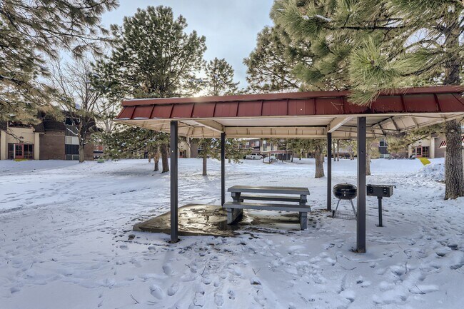 Building Photo - Charming 2-Bed, 1.5-Bath Home in Denver | Updated & Move-In Ready