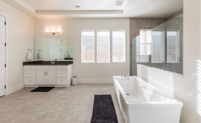 Building Photo - Washington Fields 4 bed | 3 1/2 bath | 3 c...