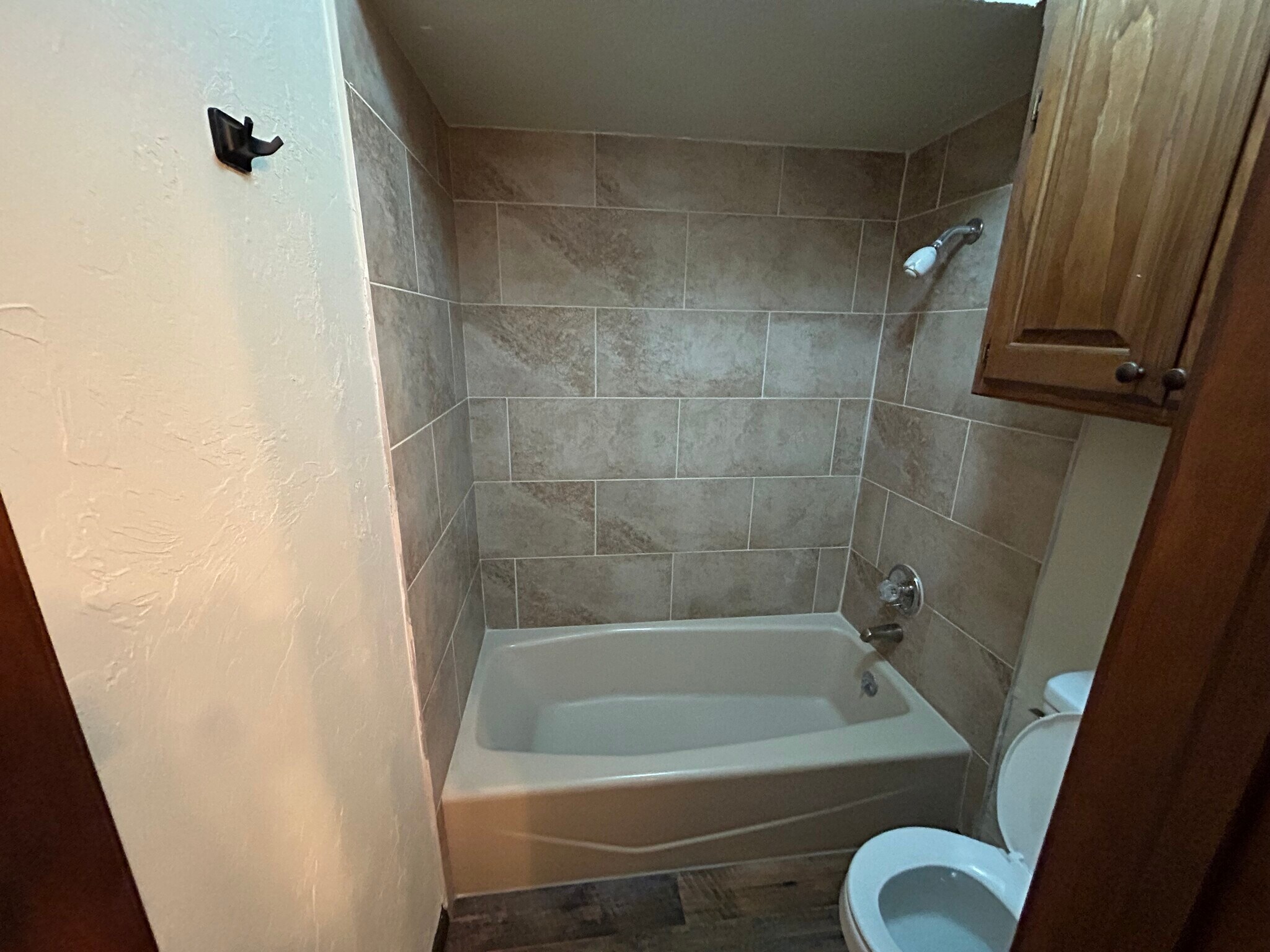 Building Photo - 607 N Robin Way