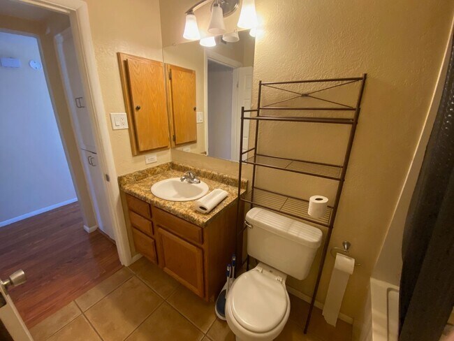 Building Photo - Beautiful 3 bedroom