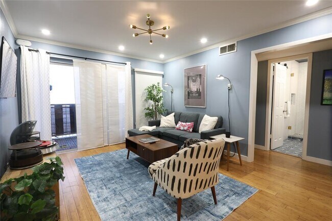 Building Photo - 1304 Summit St