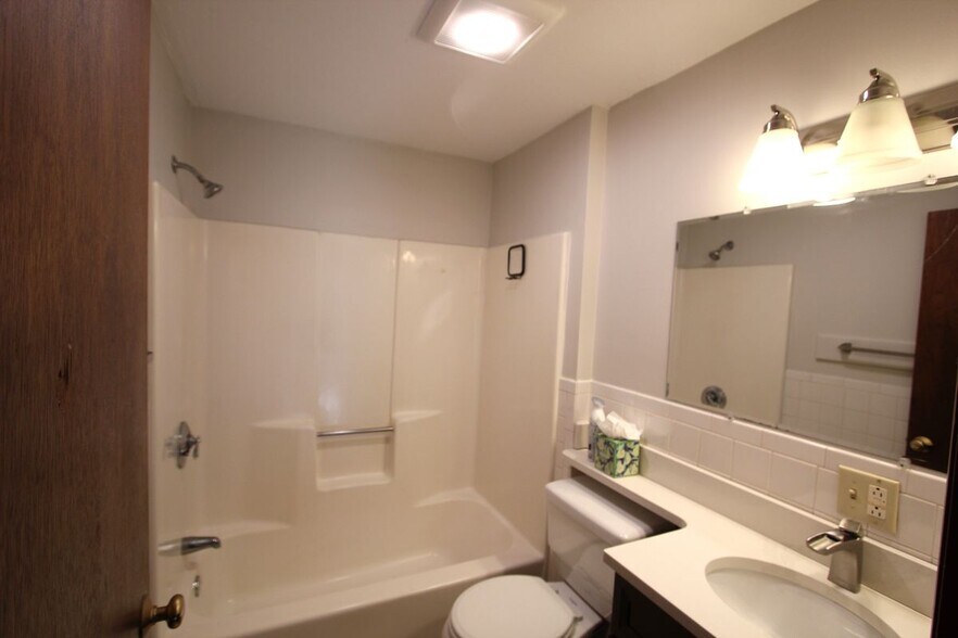 Building Photo - 21 Moore Ave