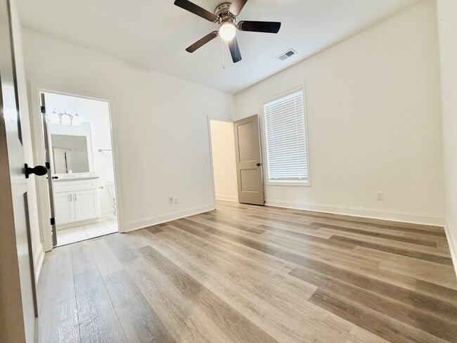 Building Photo - 2035 Rosewood Dr