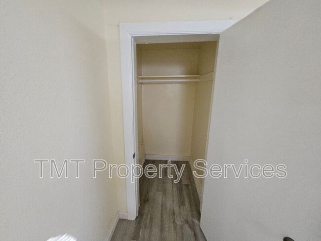 Building Photo - 1647 E 6th St